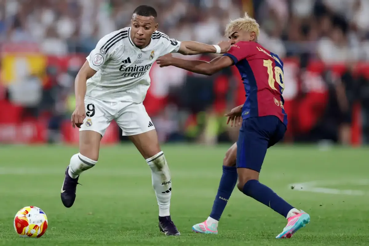 Kylian and Lamine tussle